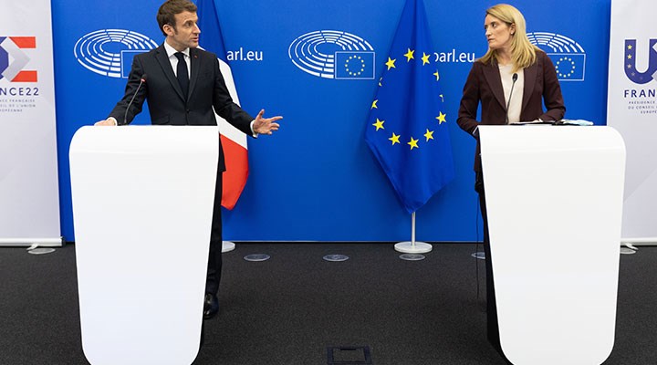 Macron ve AP Başkanı soru almadı, gazeteciler basın toplantısını terk etti