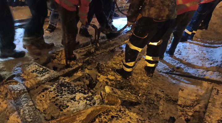 Kar temizliği yapan işçiler muhtemel tren kazasını engelledi