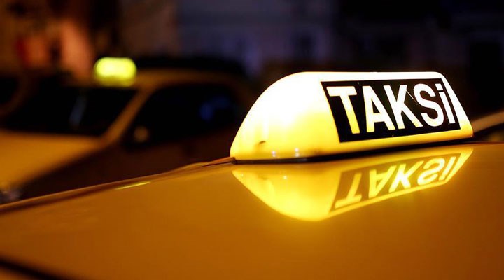 Beyoğlu'nda ücret konusunda turistlerle tartışan taksici gözaltına alındı