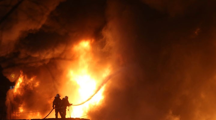 İstanbul'da köpük fabrikasında çıkan yangın söndürüldü