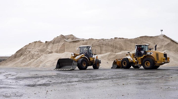 İBB, yollara iki günde 55 bin tonun üzerinde tuz döktü