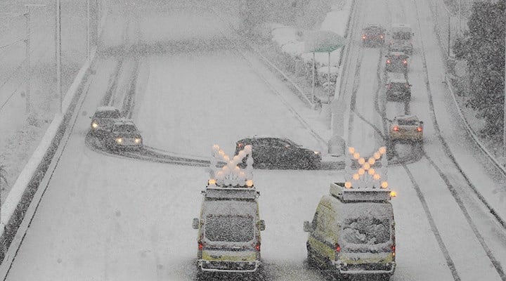 Yunanistan'da otoyolları işleten şirket, karda kalan araçlara 2 bin avro tazminat verecek