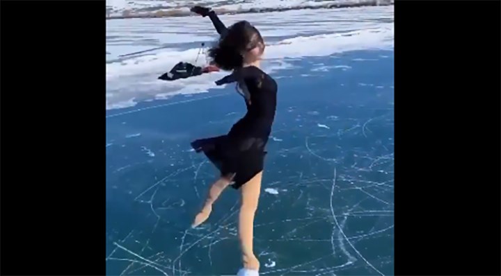 Milli buz patenci Şentunalı'dan Çıldır Gölü üzerinde gösteri