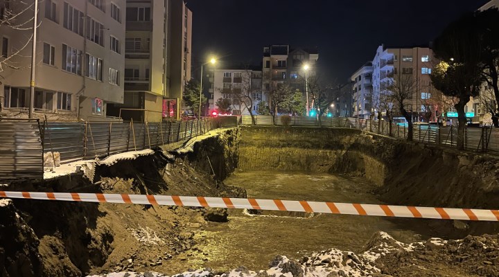 Balıkesir'de toprak kayması: İki bina boşaltıldı