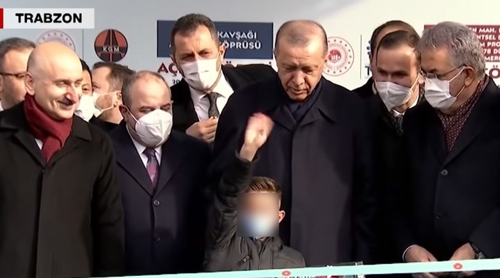 Skandalın perde arkası: Çocuk ağlamaklı konuşuyor, Erdoğan mikrofona teşvik ediyor