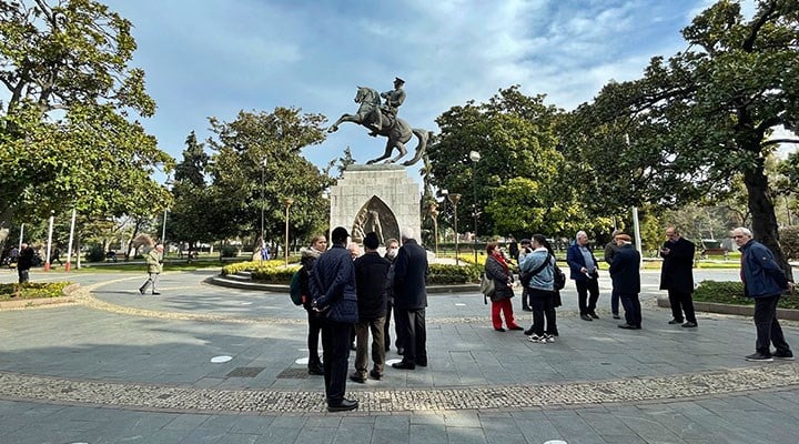 AKP’li Mücahit Birinci, Atatürk Anıtı önünde nöbet tutan yurttaşlarla alay etti
