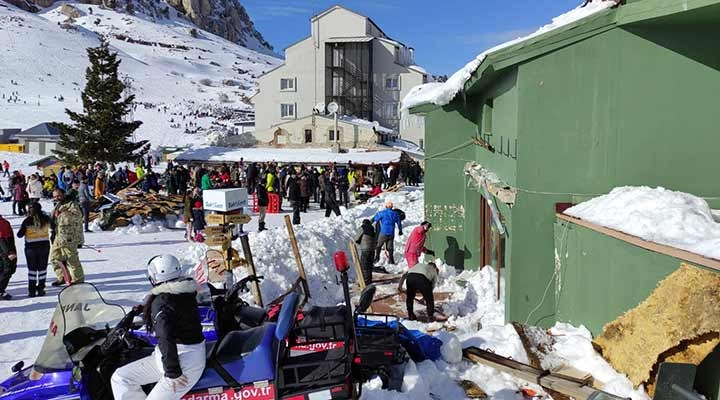 Otelin verandası kardan çöktü, tatilciler altında kaldı: 8 yaralı