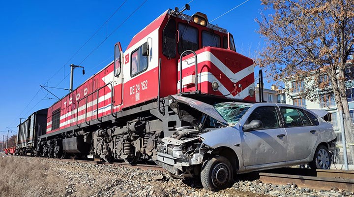 Ankara'da yük treni otomobile çarptı: 1 ölü, 2 yaralı