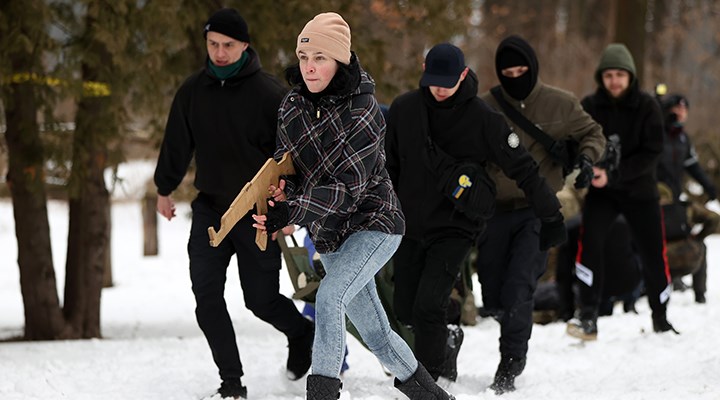 Ukrayna'da sivillere askeri eğitim veriliyor