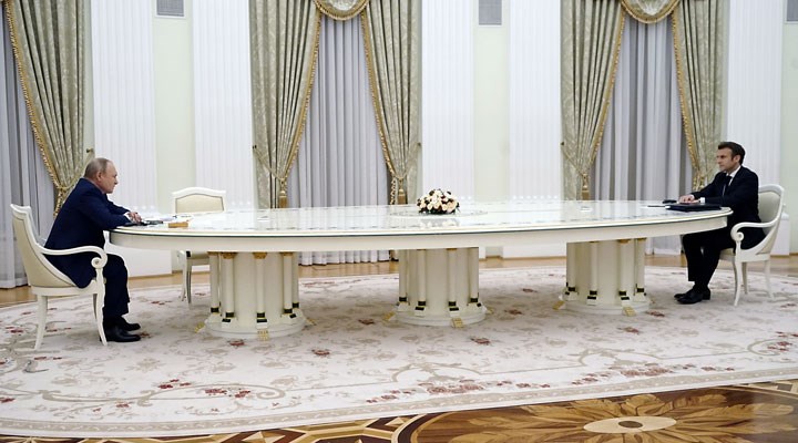Macron ile Putin'in bir araya geldiği 6 metrelik masanın nedeni belli oldu