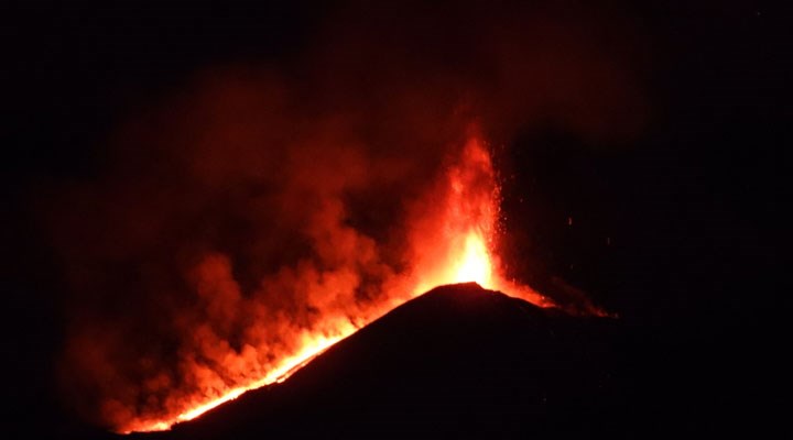 İtalya'da Etna Yanardağı lav püskürttü