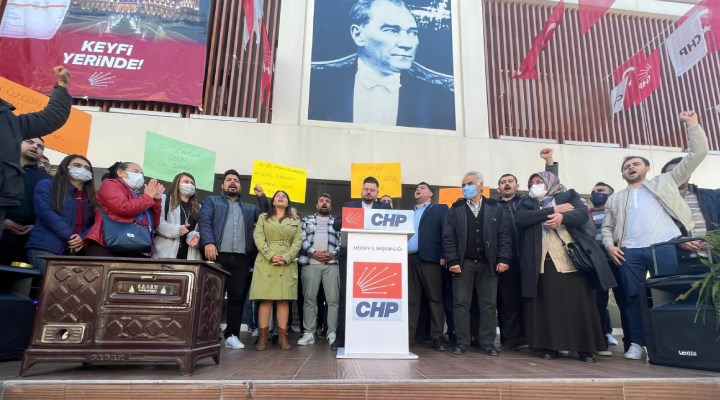 CHP'li gençlerden sobalı protesto: Faturaları ve diplomaları yaktılar