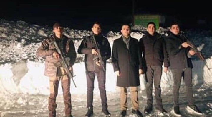 Faturaları eleştiren Cemevi Başkanı’nı kaymakam silahlı fotoğrafla hedef aldı