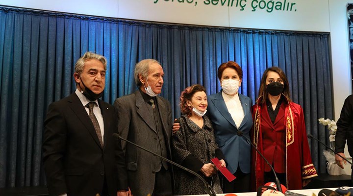 Meral Akşener, huzurevinde yaşayan çiftin nikah şahitliğini yaptı