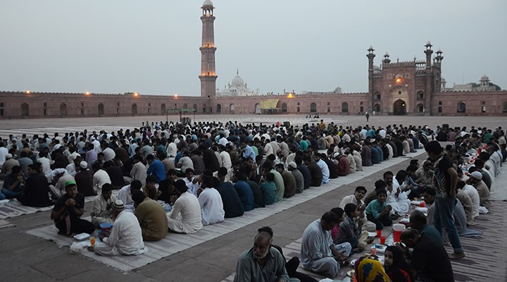 Pakistan'da Kuran yakmakla suçlanan kişi, taşlanarak öldürüldü