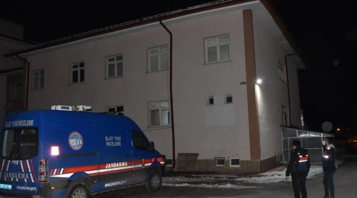 Sivas'ta 75 yaşındaki kişi evde parçalanmış, oğlu ise bahçede donmuş halde ölü bulundu