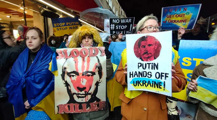İstanbul'da bir grup Ukraynalı, Rusya Başkonsolosluğu'nun önünde eylem yaptı