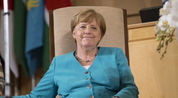 Merkel alışveriş esnasında cüzdanını çaldırdı