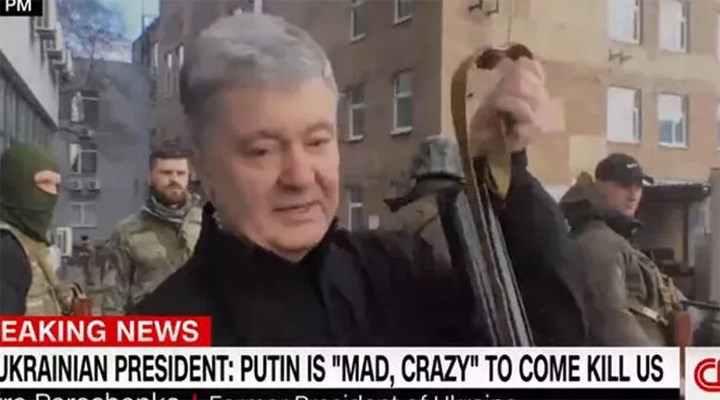 Ukrayna'nın eski Cumhurbaşkanı Poroşenko, kalaşnikofla CNN yayınına çıktı