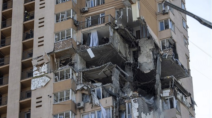 Kiev'deki apartmanın füzeyle vurulduğu an güvenlik kameralarına yansıdı