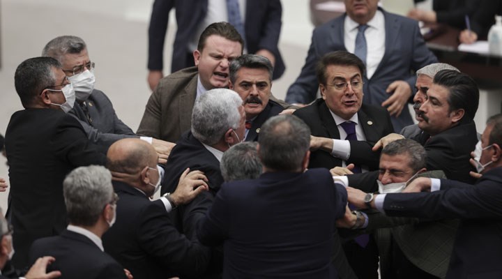 CHP'li Cengiz Gökçel'e Meclis Genel Kurulu'nda yumruklu saldırı