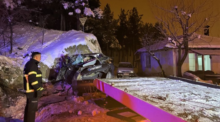 Kontrolden çıkan otomobil istinat duvarına çarptı, 4 genç hayatını kaybetti