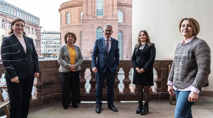 Hessen Türk Veliler Birliği'nden Frankfurt Belediye Başkanı Feldmann'a ziyaret: İki dillilik teşvik edilmeli