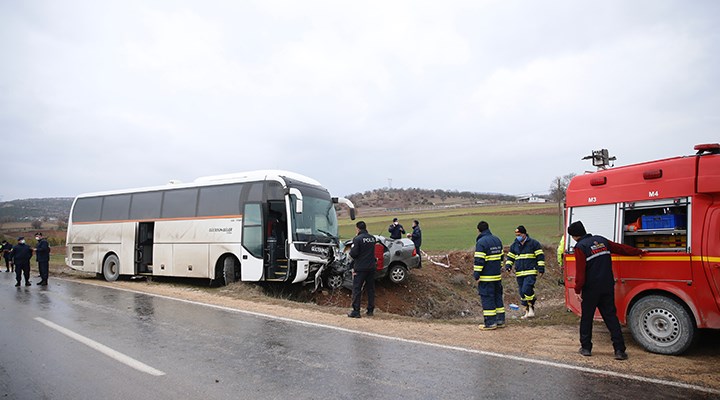 İşçi servisi otobüsü ile otomobil çarpıştı: 3 ölü, 1 yaralı
