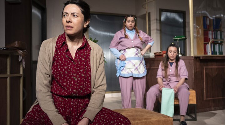 İzmir Şehir Tiyatroları üçüncü oyunu "Mor Şalvar" ile seyirciyle buluşuyor