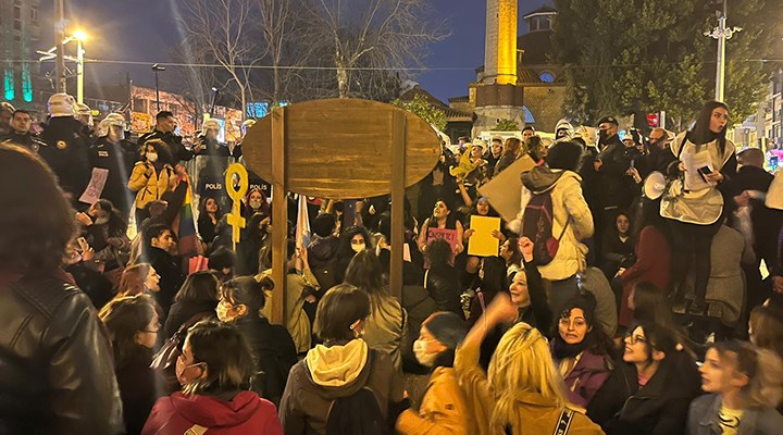 Antalya'da kadınların 8 Mart eylemine polis engeli