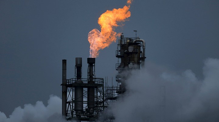 İngiltere, Rusya’dan petrol ve petrol ürünleri ithalatını aşamalı olarak durduracak