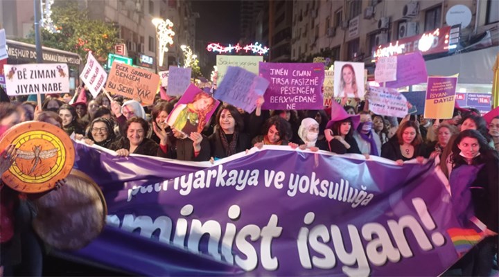 İzmir'de feminist gece yürüyüşünde kadınlar barikatı aştı