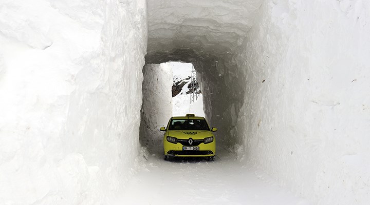 Ağrı'da çığ düşen yola kardan tünel açıldı