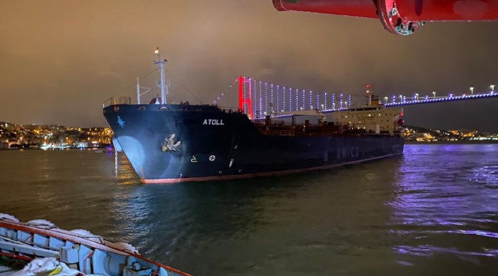 İstanbul Boğazı’nda dümeni kitlenen 183 metrelik tanker sürüklendi