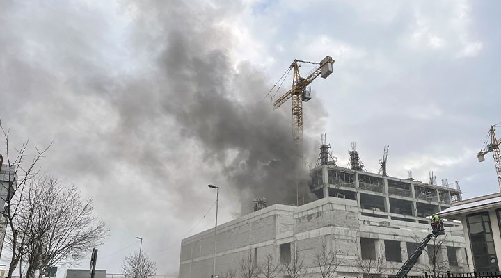 Bağcılar'daki hastane inşaatında yangın: İşçiler mahsur kaldı