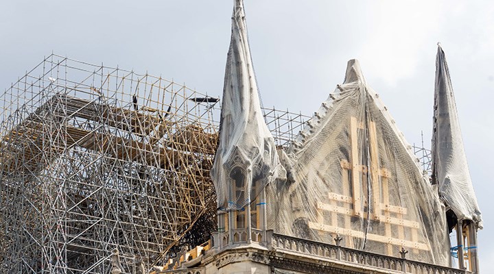 Notre Dame Katedrali'nde antik mezarlar keşfedildi