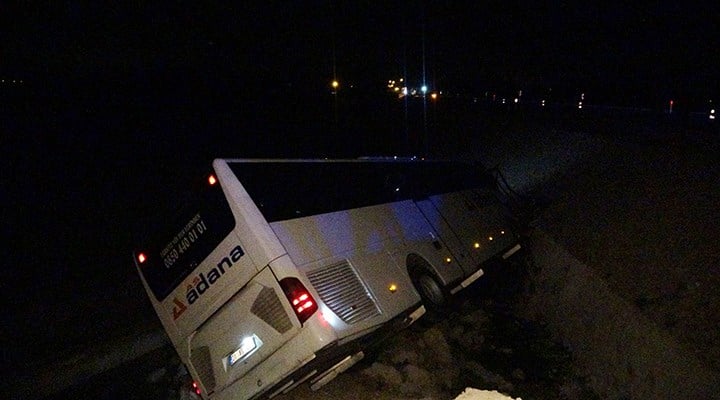 Adana’da yolcu otobüsü devrildi: 4’ü ağır 23 yaralı