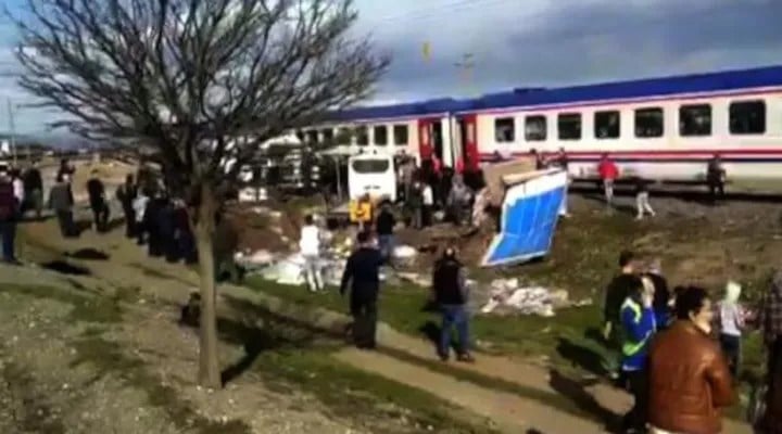 Tren kamyonete çarptı: 2 kişi yaralandı, 41 hayvan hayatını kaybetti