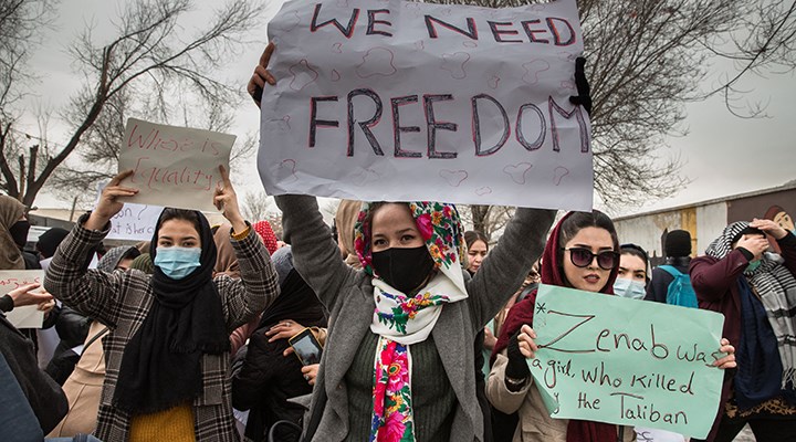Afgan kadınların erkek refakatçi olmadan uçağa binmesi yasaklandı