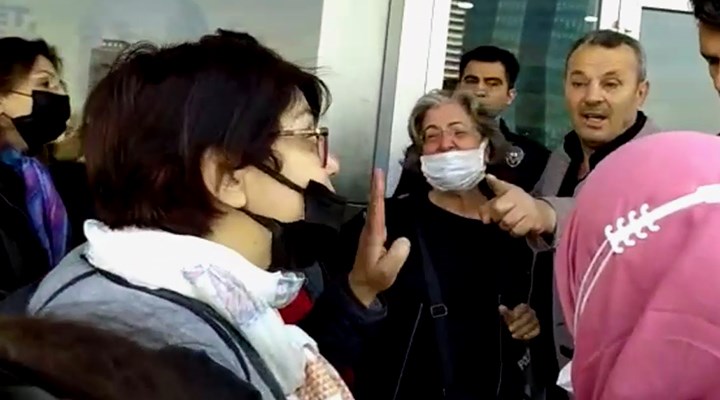 AKP'li yöneticinin 'Şovmenlik yapıyorsunuz' dediği depremzede, gözyaşlarını tutamadı