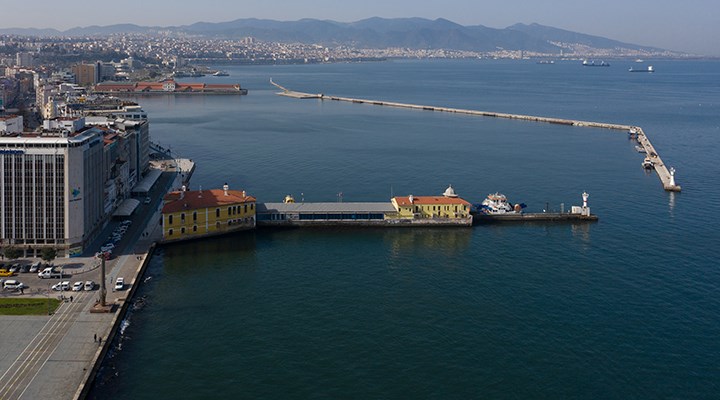 İzmir'de su çekilmesi: Vapurlar, Tarihi Pasaport İskelesi'ne yanaşamıyor