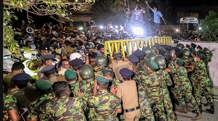 Ekonomik krizin protesto edildiği Sri Lanka'da OHAL ilan edildi