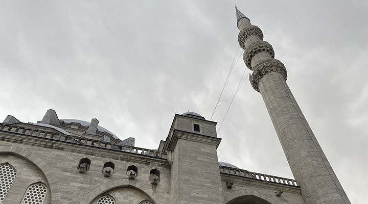 Süleymaniye Camii’nin şerefesinden parça uçtu