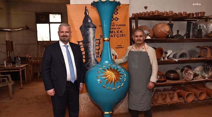 AKP’li başkan vekilinden Erdoğan’a 2,5 metrelik vazo: "Külliyemizin ihtişamına yakışacak"