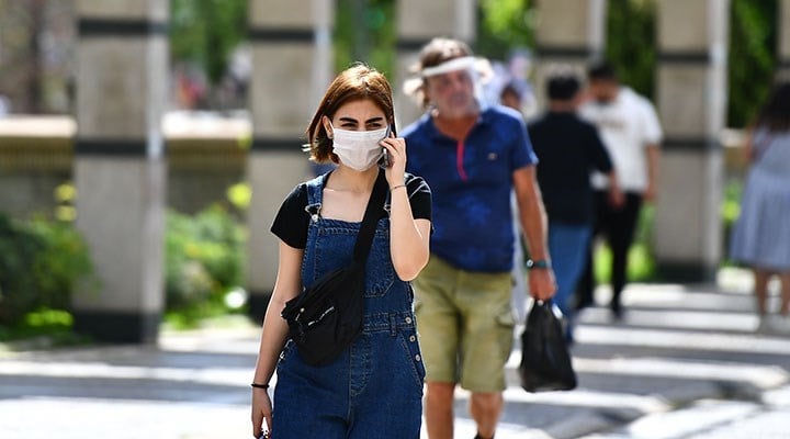 Bilim Kurulu Üyesi Özlü: Açık havada maske kullanmanın artık bir anlamı kalmadı
