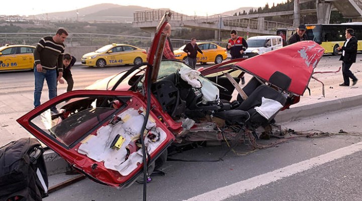 Kadıköy'de trafik kazası: Otomobil ikiye bölündü