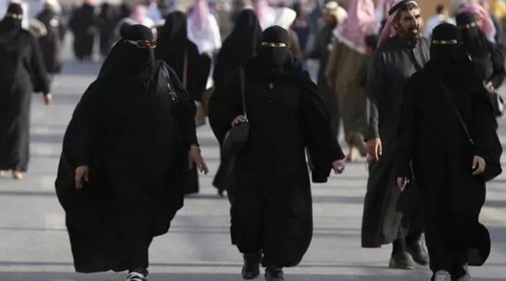 Suudi Arabistan, kadınlara kendi başlarına umre yapabilme hakkı verdi