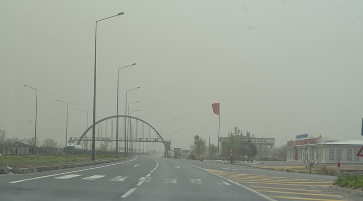 Çöl tozu Türkiye'de: Aksaray - Adana yolu trafiğe kapatıldı