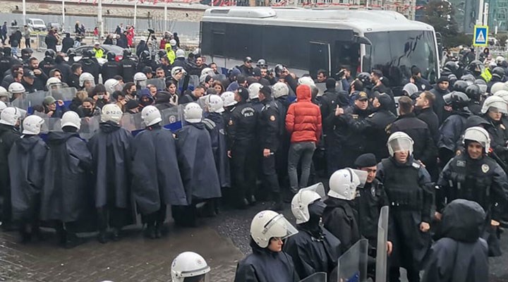Taksim'de 1 Mayıs açıklamasına polis müdahalesi: Çok sayıda gözaltı!