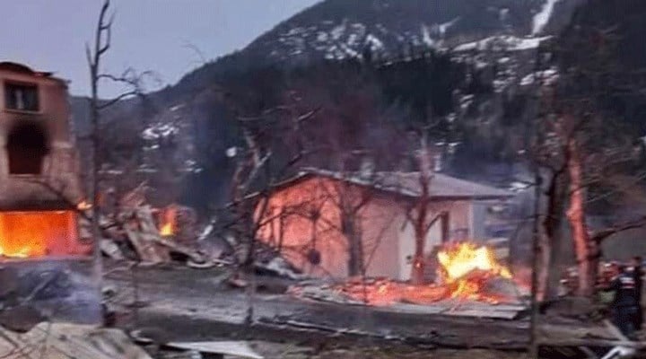 Artvin'de 6 ev yandı: 1 ölü, 1 kayıp